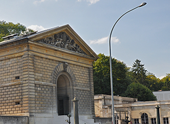 Ce bâtiment abritait la machine alimentant les bassins de Versailles et de Marly